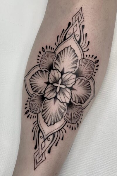 tatuaje ornamental cuatro pétalos tatuaje ornamental cuatro pétalos linea finas linea gruesas