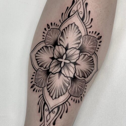 tatuaje ornamental cuatro pétalos linea finas linea gruesas