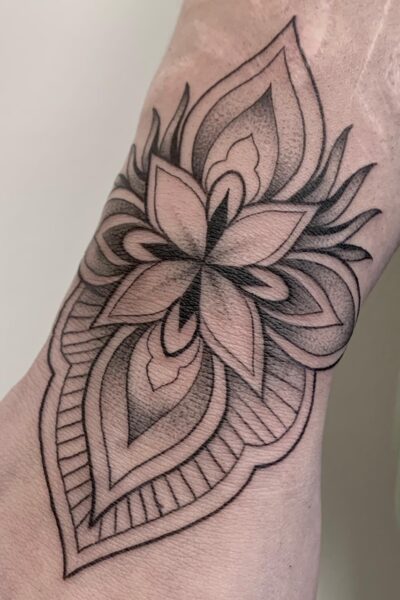 Tataje ornamental Tatuaje ornamental linea fina y linea gruesa muñeca