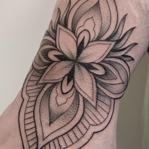 Tatuaje ornamental linea fina y linea gruesa muñeca