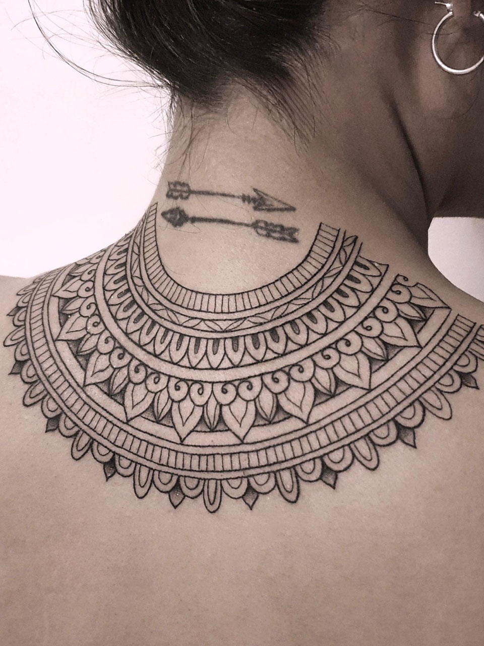 tatuaje ornamental mandala linea fina tinta negra espalda