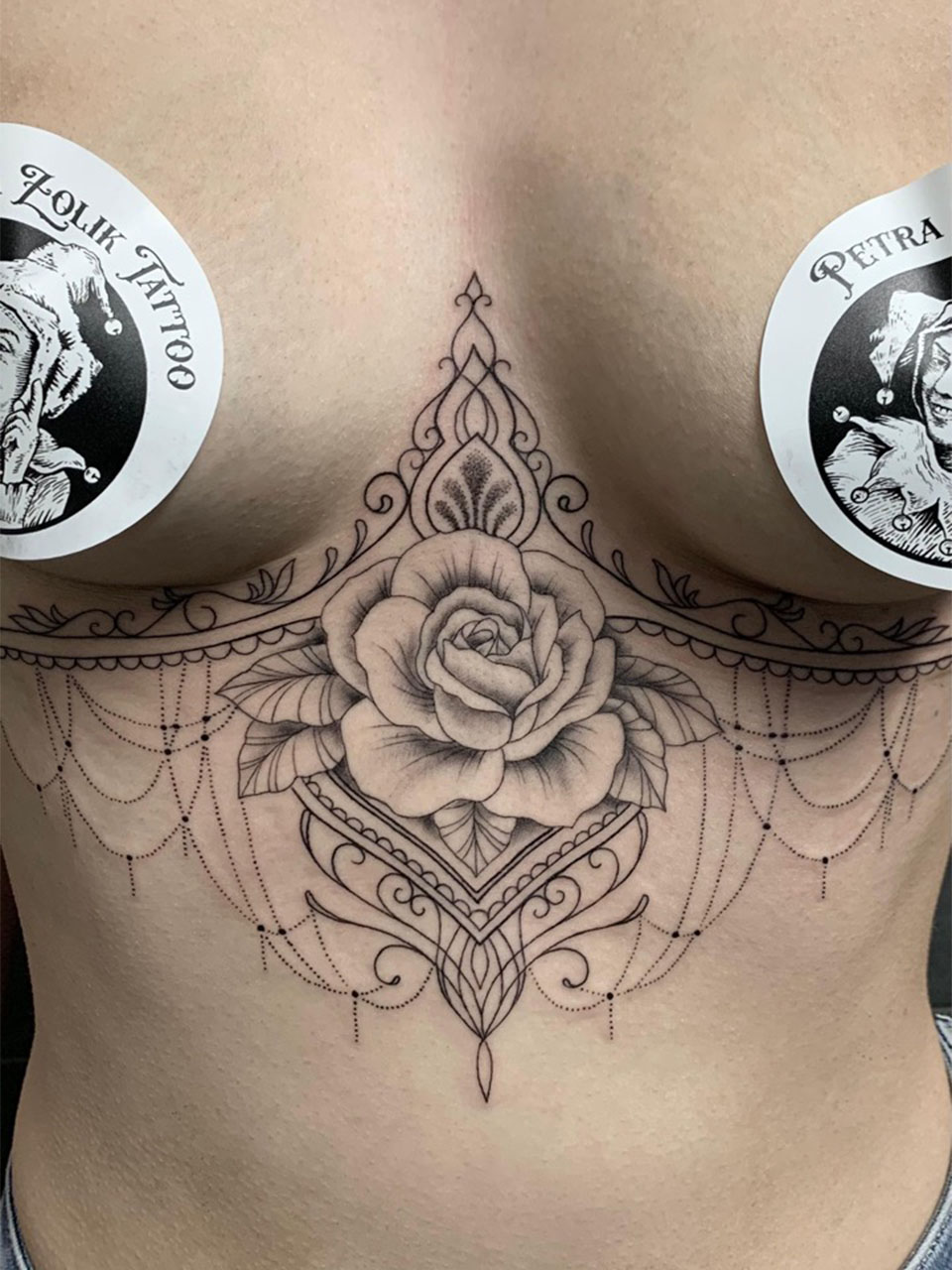 tatuaje rosa ornamental tinta negra linea fina