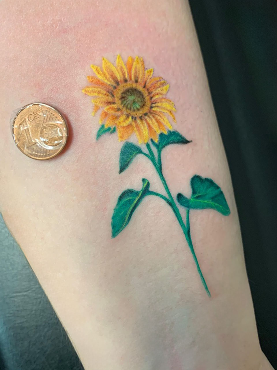 micro tatuaje realistico color amarillo