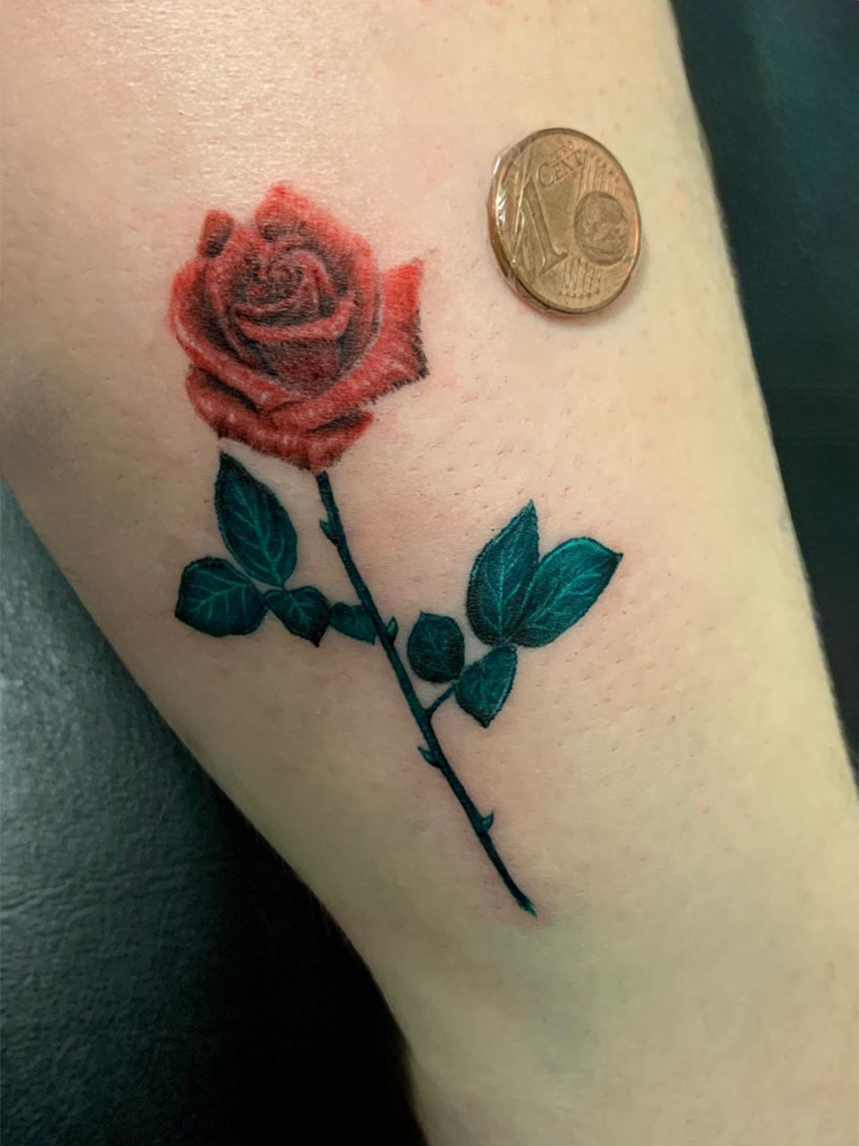micro tatauje rosa en tinta roja