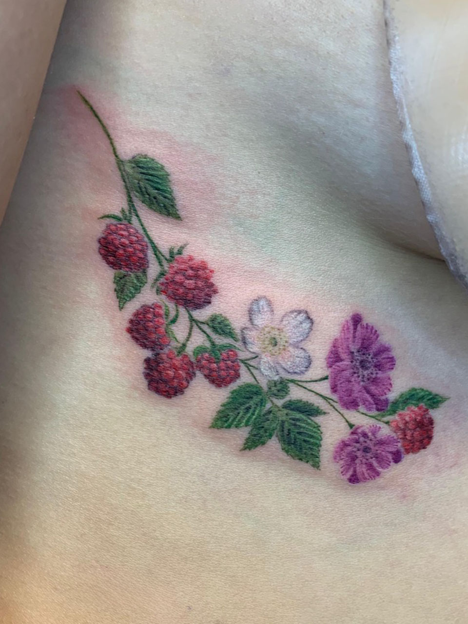 micro tatuaje floral en color
