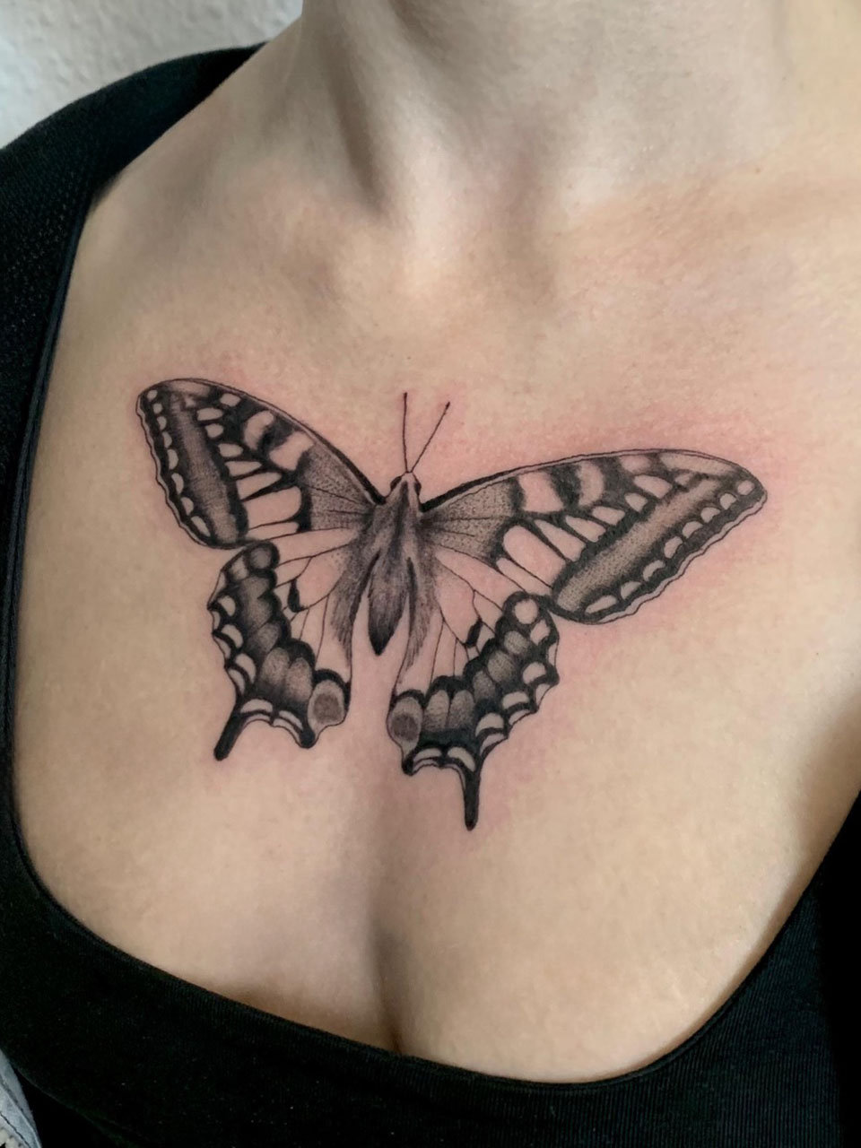 tatuaje mariposa en linea fine
